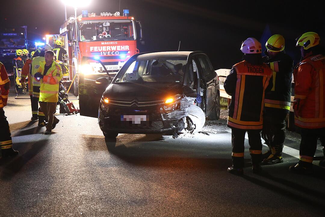 Autofahrerin kracht mehrfach in Leitplanke - Drei Insassen des Wagens verletzt – Feuerwehr muss eingeschlossene Fahrerin befreien