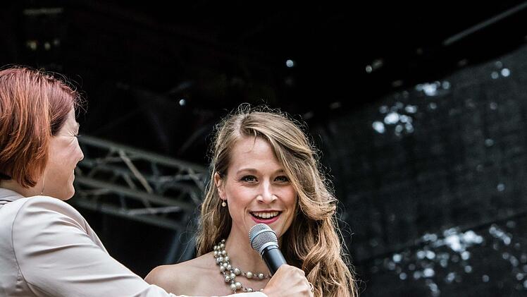 Gefeierte Solistin beim Open-Air-Konzert im Freibad war die Sopranistin Nora Lentner (im Gespräch mit Moderatorin Christine Rebhan).Foto: Jochen Berger