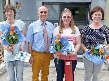 Bürgermeister Franz Uome dankte den drei Schulweghelferinnen (von links) Sabine Zapf, Yvonne Kaspar und Manuela Koller für ihren Einsatz. Foto: Klaus-Peter Wulf