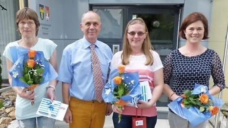 Bürgermeister Franz Uome dankte den drei Schulweghelferinnen (von links) Sabine Zapf, Yvonne Kaspar und Manuela Koller für ihren Einsatz. Foto: Klaus-Peter Wulf