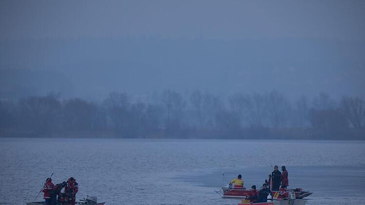 Die zugefrorenen Seen verlocken viele zu einem Rundgang auf dem Eis. Das ist aber gefährlich - in Bayern gab es bereits Verletzte und einen Toten. Foto: NEWS5 / Goppelt