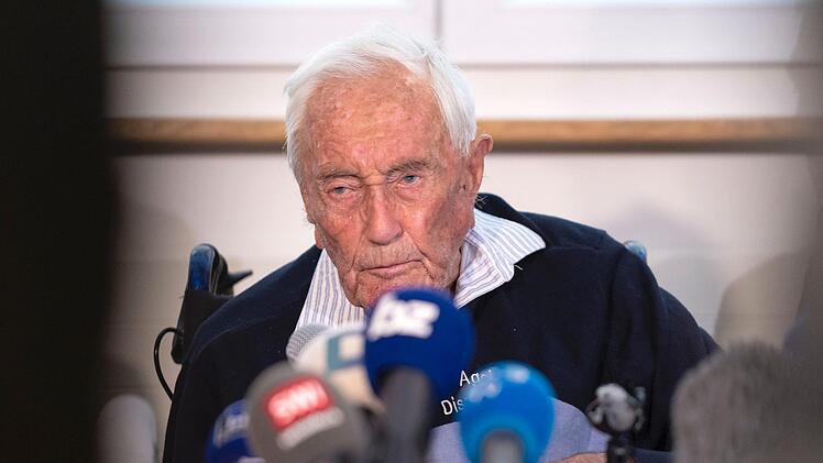 Schweiz, Basel: Der 104-jährige Australier David Goodall spricht bei einer Pressekonferenz. Am Donnerstag händigte ihm die Sterbehilfe-Organisation Lifecircle einen tödlichen Medikamentencocktail aus. "Ich will nicht mehr länger leben. Ich verliere mein Augenlicht und mein Gehör", sagte der Botanikprofessor am Mittwoch. Foto: Georgios Kefalas/KEYSTONE/dpa