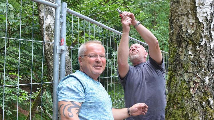 Gerhard Reh (links) und Thomas Zier bauen den Zaun auf. Foto: Rainer Lutz