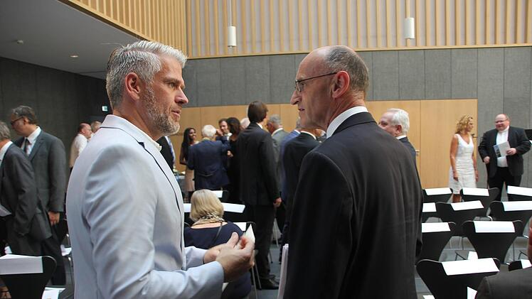 Landtagsabgeordneter Steffen Vogel (links) im Gespräch mit Landrat Wilhelm Schneider.