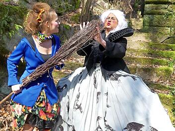 Die kleine Hexe - im Bild Sabrina Schmitt (links) in der Titelrolle und Marion Regnet als Oberhexe - war das erfolgreiche Kinderstück 2018. Foto: Archiv/Dieter Hübner