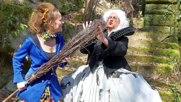Die kleine Hexe - im Bild Sabrina Schmitt (links) in der Titelrolle und Marion Regnet als Oberhexe - war das erfolgreiche Kinderstück 2018. Foto: Archiv/Dieter Hübner