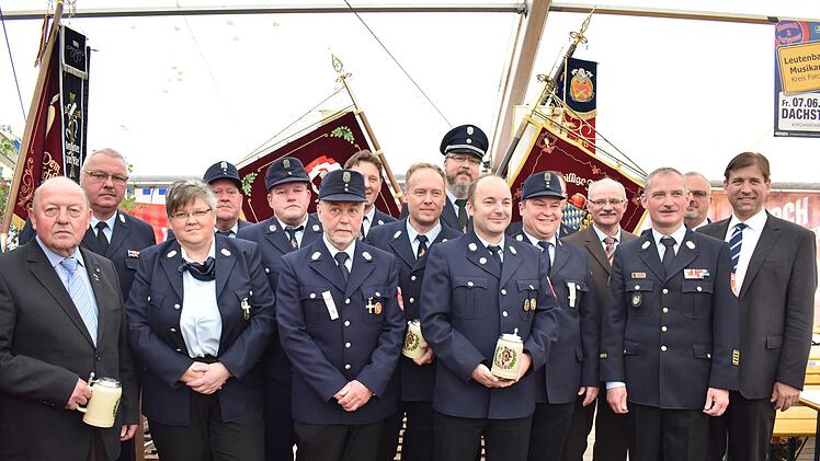 Landrat Hermann Ulm (hinten r.) zeichnete beim Jubiläum langjährige Mitglieder der Feuerwehr aus