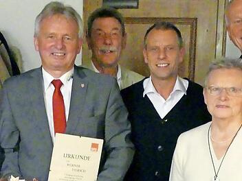 Ehrungen bei der Trebgaster SPD (von links): Vorsitzende Stefanie Diersch, Bürgermeister Werner Diersch, Helmut Löffler, Ingo Moos, Erika Schönwälder und Fredi Grampp  Foto: Dieter Hübner