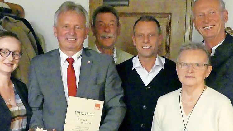 Ehrungen bei der Trebgaster SPD (von links): Vorsitzende Stefanie Diersch, Bürgermeister Werner Diersch, Helmut Löffler, Ingo Moos, Erika Schönwälder und Fredi Grampp  Foto: Dieter Hübner