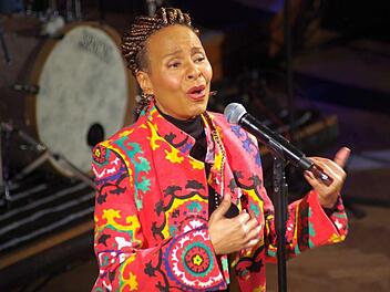 Jocelyn B. Smith gab im Max-Littmann-Saal passend zu ihrem neuen Album "Shine a light" ein Konzert, das rund 500 Zuhörer begeisterte.Klaus Werner