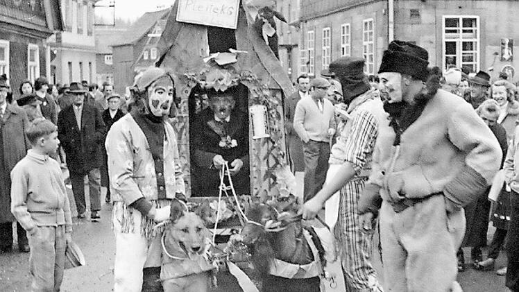 1961 sah man im Zug eine Gruppe, die den "Zirkus Pleite KG" darstellte. Als Gespann vor dem Zirkuswagen wurde ein Sch&auml;ferhund und ein Ziegenbock (Gaasbueck) vorgespannt. Der Ziegenbock wurde damals noch zum Decken der Ziegen im Ort gehalten. Im Wagen sitzt als Zirkusdirektor Hans Schubert (genannt "Schubetslange").