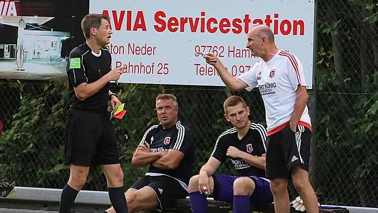 Nach diesem Disput bekam Fuchsstadts Trainer Martin Halbig vom Unparteiischen die Ampelkarte unter die Nase gehalten im Derby gegen die DJK Schwebenried. Foto: Sebastian Schmitt