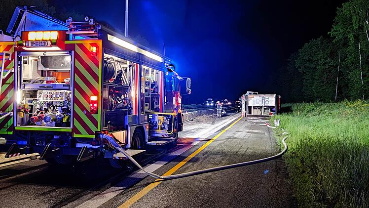 Im Baustellenbereich: Laster kippt auf die Seite
