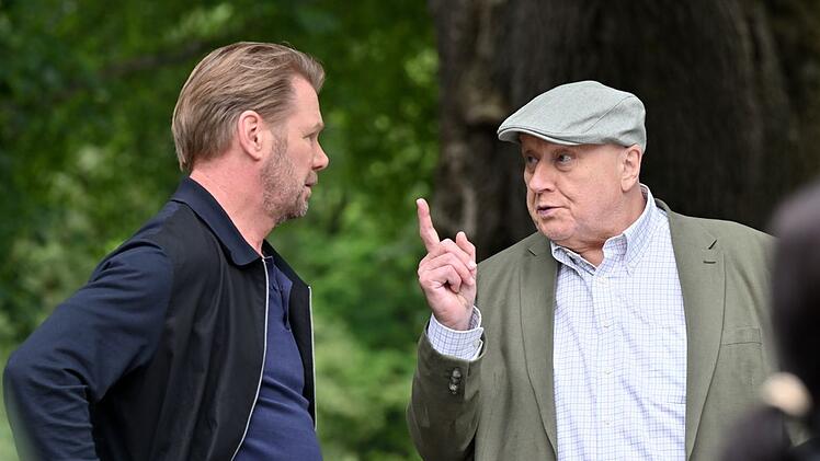 Saskias Onkel Fritz Bergelt (Thomas Thieme, rechts) hat im neuen Film nicht nur unerfreuliche Neuigkeiten für seine Nichte. Er liest auch Hauptkommissar Robert Winkler (Kai Scheve) die Leviten wegen seiner Ermittlungen.