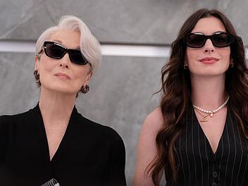 Miranda Priestly (Meryl Streep, links) trifft nach 20 Jahren wieder auf ihre ehemalige Assistentin Andy (Anne Hathaway): Ist es diesmal eine Begegnung auf Augenh&ouml;he?