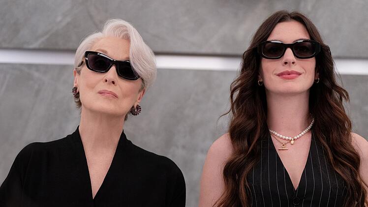 Miranda Priestly (Meryl Streep, links) trifft nach 20 Jahren wieder auf ihre ehemalige Assistentin Andy (Anne Hathaway): Ist es diesmal eine Begegnung auf Augenh&ouml;he?