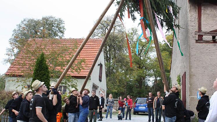 Sobald sie mit ihrem Baum aus dem Windschatten der Gebäude herauskamen, hieß es höchste Konzentration.  Foto: Sonja Werner