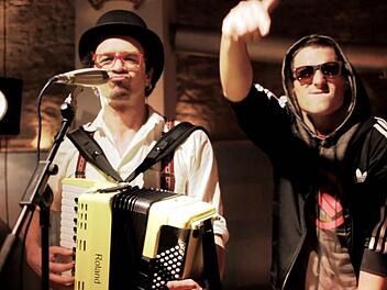 Dada Windschi mit dem Bamberger Rapper DreSoulo, der neu zum Kellerkommando stieß. Fotos: Oliver Magrande
