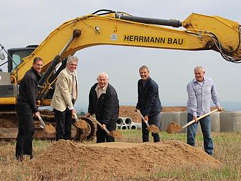 Beim symbolischen Spatenstich (v.l.): Eduard Herrmann von der Baufirma Herrmann, Gewobau-Vorstand Georg Neuberger und Bürgermeister Johann Pfister sowie Geschäftsführer Hans-Joachim Brandt und Bauleiter Winfried Lamberty vom Ingenieurbüro SRP