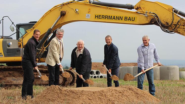 Beim symbolischen Spatenstich (v.l.): Eduard Herrmann von der Baufirma Herrmann, Gewobau-Vorstand Georg Neuberger und Bürgermeister Johann Pfister sowie Geschäftsführer Hans-Joachim Brandt und Bauleiter Winfried Lamberty vom Ingenieurbüro SRP