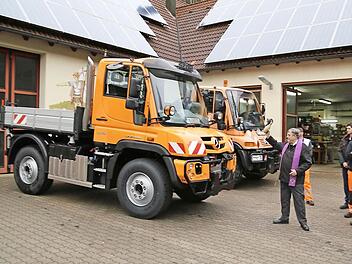 Pfarrer Werner Wolf segnet den neuen Unimog der Gemeinde Obertrubach.  Foto: Franz Galster