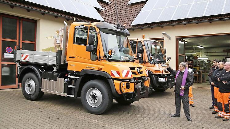 Pfarrer Werner Wolf segnet den neuen Unimog der Gemeinde Obertrubach.  Foto: Franz Galster