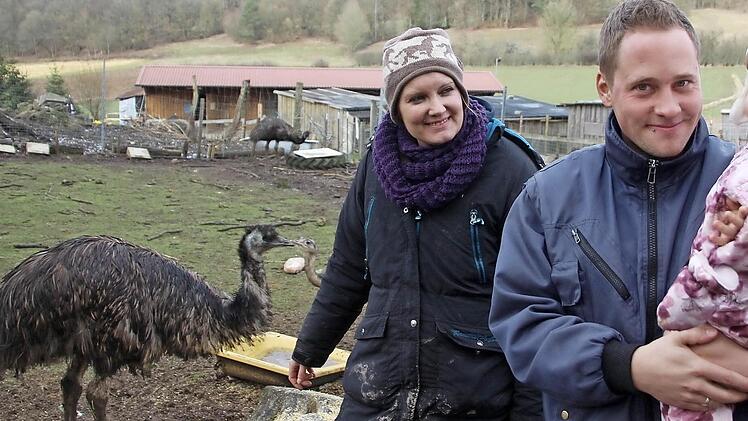 Sternen- statt Immenhof: Jessi, Dani und die kleine Emilia auf der Emu-Wiese.