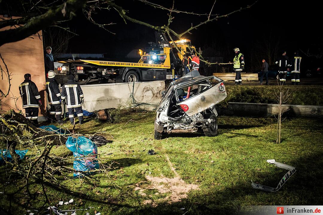 Familientragödie an Heiligabend - Zwei Brüder sterben bei Verkehrsunfall in der Oberpfalz - Golf nach Aufprall an Gartenmauer und Baum komplett zerstört - Rettungskräfte können den jungen Männern nicht mehr helfen