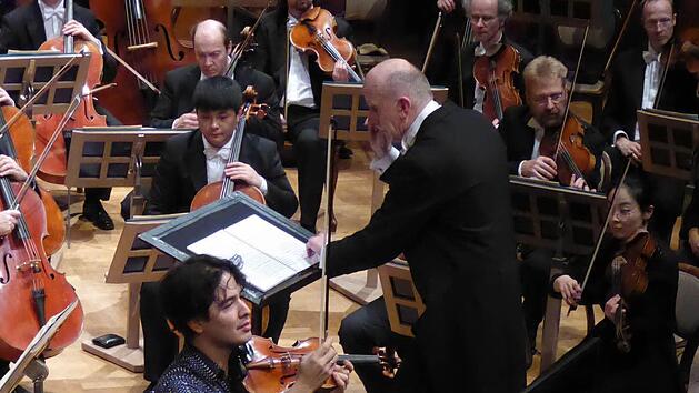 Sein Deb&uuml;t in Bad Kissingen gab der Geiger No&eacute; Inui beim Abschlusskonzert.  Foto: Thomas Ahnert