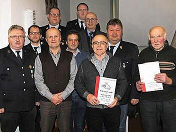 Ehrung (von links): Heinrich Paul, Ralf Keller, Johannes Kempinski, Georg Blümig, Andreas Gsänger, Kommandant Marco Heinlein, Wolfgang Pfister, Rudolf Roppelt, Frank Leutheußer, Andreas Brücker.  Foto: C. Höllein
