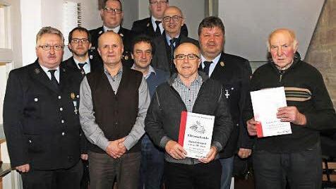 Ehrung (von links): Heinrich Paul, Ralf Keller, Johannes Kempinski, Georg Blümig, Andreas Gsänger, Kommandant Marco Heinlein, Wolfgang Pfister, Rudolf Roppelt, Frank Leutheußer, Andreas Brücker.  Foto: C. Höllein
