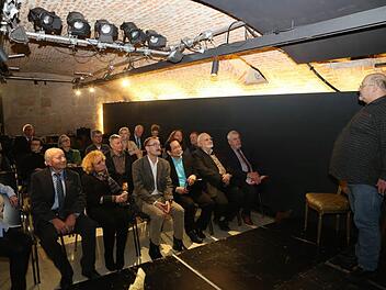 Stefan Dzierzawa mit seinen Zuhörern im Gewölbekeller. Foto: Barbara Herbst