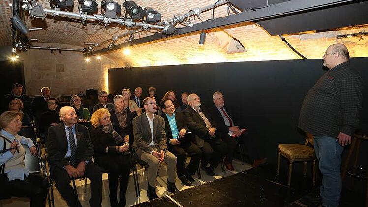 Stefan Dzierzawa mit seinen Zuhörern im Gewölbekeller. Foto: Barbara Herbst