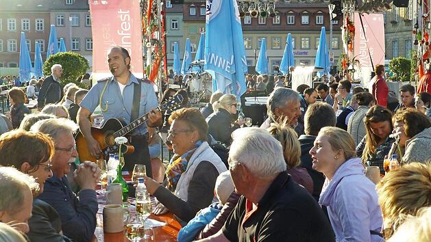 Gute Laune bei einem guten Gl&auml;schen - beim Weinfest auf dem Maxplatz wird ab Donnerstag wieder beste Stimmung herrschen, vorausgesetzt, das Wetter spielt mit. Foto: Bernd Oelsner
