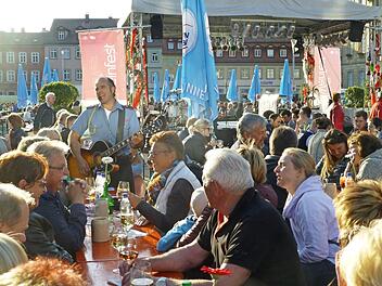 Gute Laune bei einem guten Gläschen - beim Weinfest auf dem Maxplatz wird ab Donnerstag wieder beste Stimmung herrschen, vorausgesetzt, das Wetter spielt mit. Foto: Bernd Oelsner