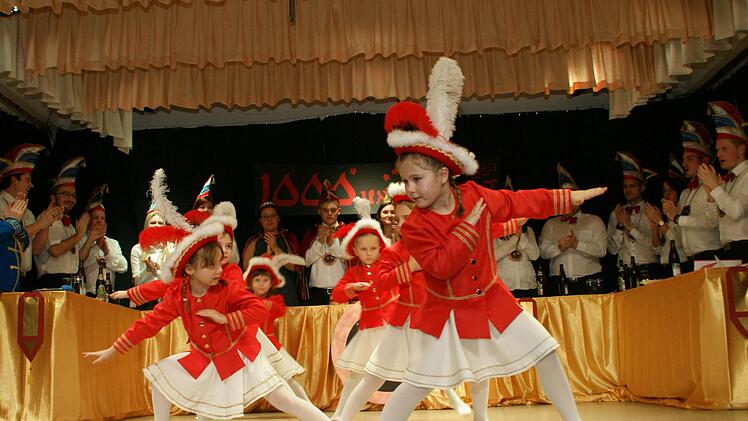 Premiere hatten die kleinsten Gardemädchen, die ihren Auftritt souverän vorführten. Foto: Joachim Beez