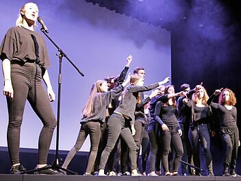 Die Theatergruppe "Eigen-Sinn" des MGF probt in der Dr.-Stammberger-Halle für die Aufführungen am Donnerstag und Freitag. Foto: Klaschka