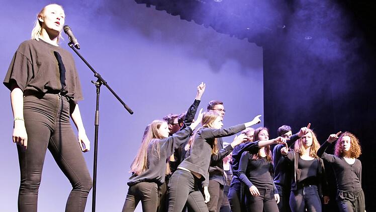 Die Theatergruppe "Eigen-Sinn" des MGF probt in der Dr.-Stammberger-Halle für die Aufführungen am Donnerstag und Freitag. Foto: Klaschka