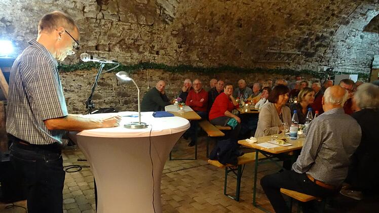 Gelungene Lesung im Zehntkeller: Dr. Ralph Parrisius trug  aus dem Buch seines  Vaters, Dr. Gerhard Parrisius, vor. Foto: Peter Moritz