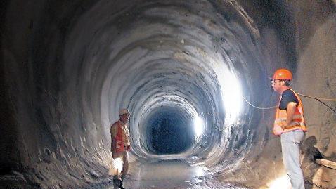 Baustelle: Drei Fluchttunnel verbinden die beiden Röhren im Berg.