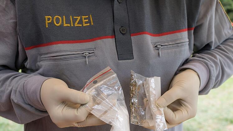 Nachdem Polizisten eine 15-jährige Betrunkene nach Hause bringen wollten, fanden sie in der Wohnung der Mutter zahlreiche Drogen. Symbolfoto: luftklick/Adobe Stock