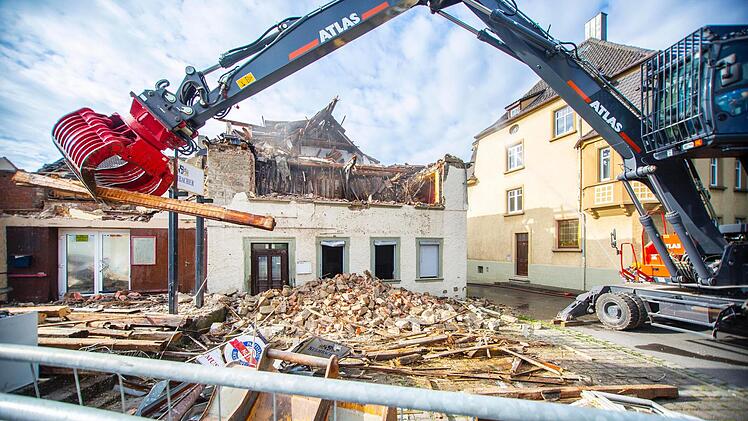 Läuft alles nach Plan, würde die Fläche zum Jahresende baureif, sprich abgeräumt, der Stadt übergeben. Ab dann geht es um Ideen, die wohl in einem Wettbewerb für diesen wertvollen Bereich der Altstadt von Haßfurt gesammelt werden. René Ruprecht