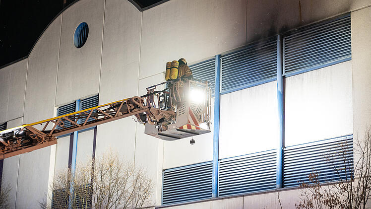 Bamberg: Auto brennt im Atrium aus