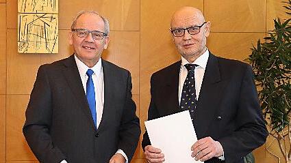 Regierungspräsident Dr. Eugen Ehmann (links) verabschiedete Abteilungsdirektor Christoph Eberlein aus dem aktiven Dienst (rechts).