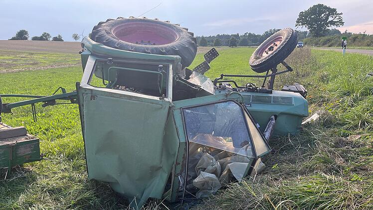 Traktor &uuml;berschl&auml;gt sich: F&uuml;nf Verletzte - Autofahrer fl&uuml;chtig