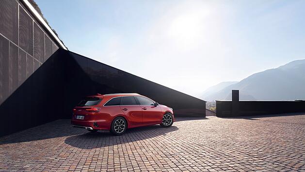 Der Kia Ceed kombiniert dynamisches Design, innovative Technik und hohe Alltagstauglichkeit. Verbrauchsangaben siehe Artikel (**/***).