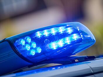 Unfallflucht und Alkohol: Fahrer kracht in Verkehrsinsel im Kreis Forchheim