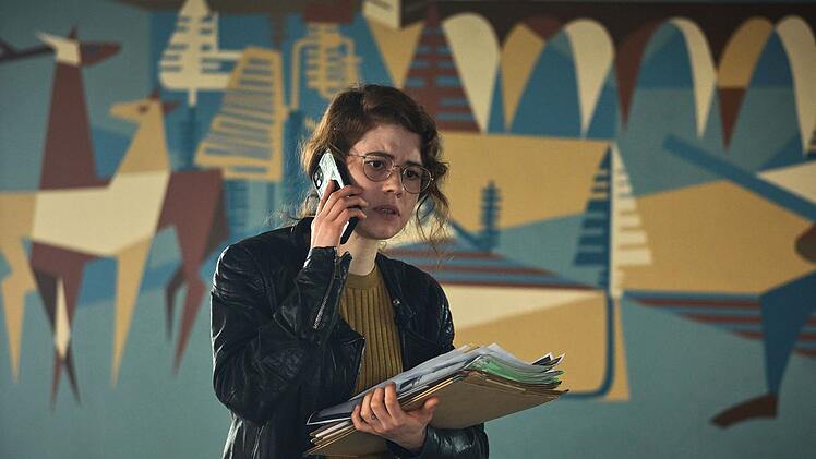 Micha Paulus (Luise Aschenbrenner) fühlt sich von ihren erfahrenen Kollegen Tobler und Berg in der Ermittlungssache des toten Apothekers verlassen.