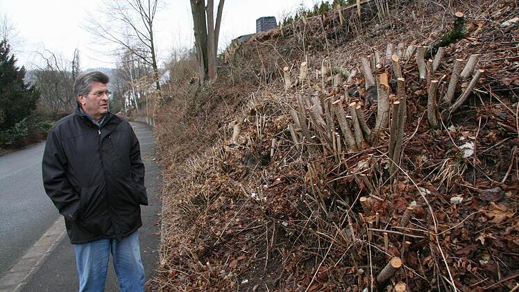 Hermann Ehreiser an dem Hang in der Heinrich-Taubenreuther-Straße. "Kein schöner Anblick" für den Fölschnitzer. Fotos: Jürgen Gärtner