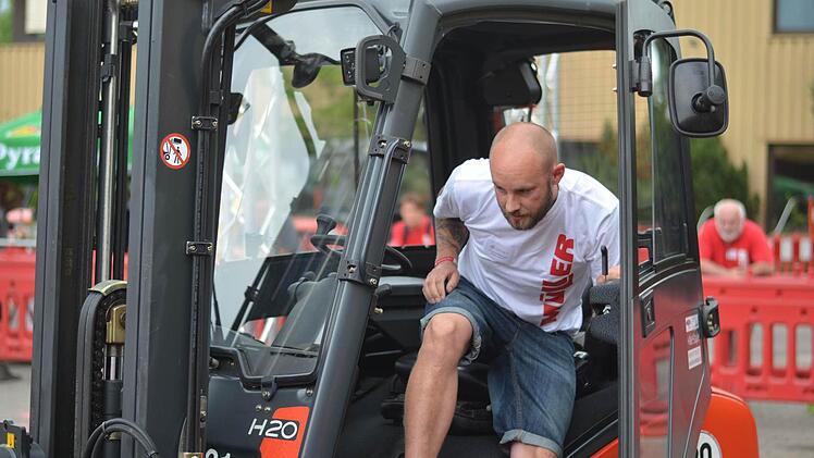 Geschicklichkeit ist beim Stapler-Cup in Nürnberg gefragt. Frankens Gabelstaplerfahrer haben sich am Wochenende zum Wettkampf getroffen. Foto: Nikolas Pelke